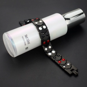 Bracciale da uomo a V in acciaio al titanio con maglie nere e pietre magnetiche