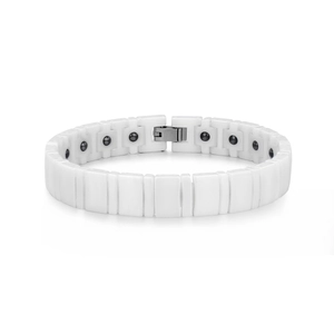Détails des maillons en céramique blanche avec pierres magnétiques et fermoir en acier