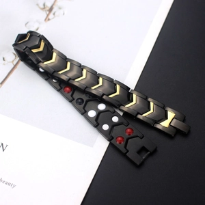 Bracciale magnetico da uomo in acciaio al titanio con forma a V nero opaco e oro