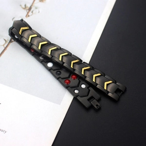 Dettaglio del bracciale magnetico a V nero e oro con sfere rosse e bianche interne