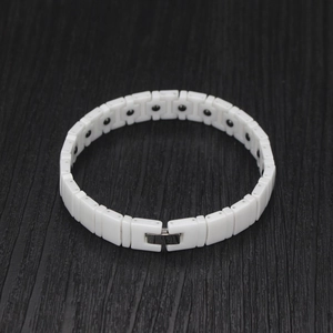 Bracelet magnétique en céramique blanche pour homme avec boucle argentée sur bois