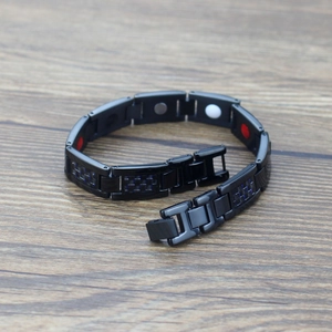 Pulsera magnética para hombre en acero negro con detalles de fibra de carbono azul