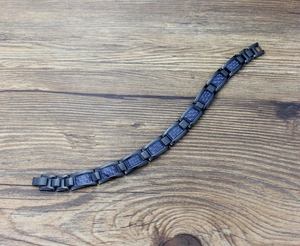 Detalle de la pulsera magnética negra con fibra de carbono y cierre plegable de metal