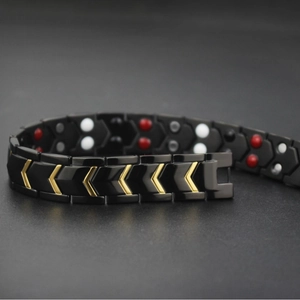 Bracciale magnetico in acciaio al titanio da uomo con motivo a V nero e dorato