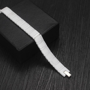 Bracelet minimaliste en céramique blanche pour homme avec boucle argentée sur boîte