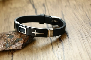 Bracelet ajustable en silicone noir avec croix en acier inoxydable sur base en pierre