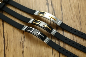 Bracelet ajustable en silicone pour homme avec plaque en acier inoxydable à croix dorée