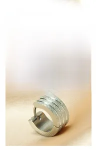 Détails de boucles d'oreilles en acier poli et mat avec un design en spirale à 3 couches
