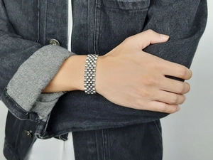 Gros plan d'un bracelet de montre en acier inoxydable argenté sur le poignet d'un homme
