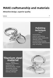 Détail des boucles d'oreilles en acier inoxydable poli avec pendentif libellé brillant