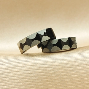 Orecchini a cerchio in acciaio spazzolato nero e argento dal design geometrico