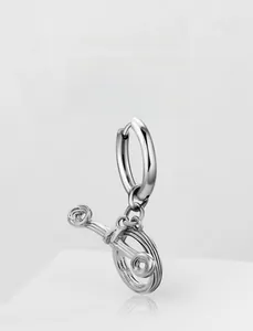 Dettaglio di orecchini a spirale in acciaio inossidabile argento con design astratto
