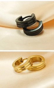 Details von breiten, mattierten Edelstahl-Creolen in Schwarz und Gold-Ausführung