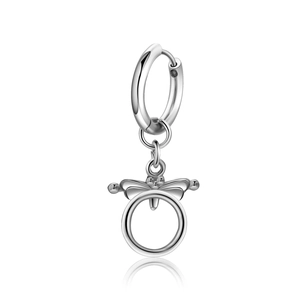 Boucles d'oreilles minimalistes en acier avec pendentif nœud sur fond blanc éclatant
