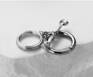 Dettaglio della chiusura a barra OT e anello a molla in acciaio inox per gioielli
