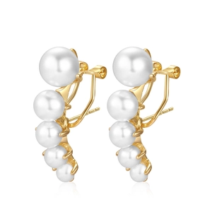 Boucles d'oreilles courbées dorées avec perles blanches dégradées sur fond blanc