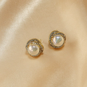 Elegante Künstliche Perlenohrstecker Legierung Strass Gedrehter Metallrahmen Vintage Nachtclub Party Schmuck Für Damen