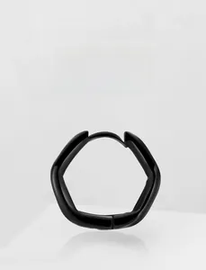 Vue détaillée de la boucle d'oreille géométrique noire en titane sur socle blanc