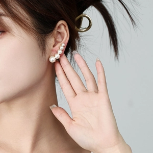 Eleganter Gold-Ohrhänger mit fünf weißen Perlen in Größenverlauf entlang des Ohrläppchens