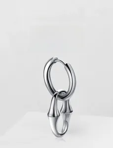 Détail de boucles d'oreilles en acier inoxydable argenté avec pendentifs coniques