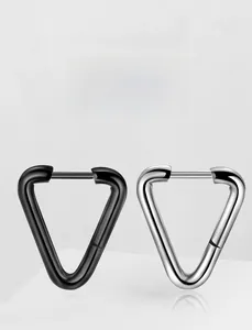 Détail des boucles d'oreilles triangulaires en acier titane noir et argent avec fermoir