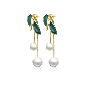 Boucles d'oreilles pendantes dorées avec feuilles d'émail vert et perles blanches sur fond blanc