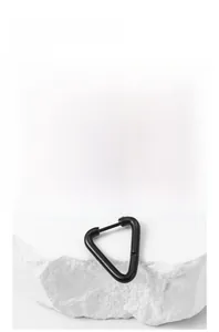 Détail d'une boucle d'oreille triangle noir mat avec fermoir à clic sur pierre