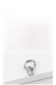 Gros plan de boucles d'oreilles en acier argenté en V avec pendentifs géométriques