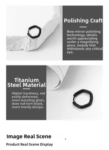 Gros plan sur la boucle d'oreille hexagonale noire en acier titane avec fini poli miroir