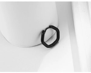 Vue détaillée d'une boucle d'oreille hexagonale minimaliste en acier titane noir mat