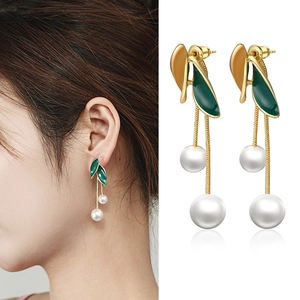 Boucles d'Oreilles Élégantes à Glands en Künstliche Perle Feuille Verte Émaillée Alliage pour Femmes Boucles d'Oreilles Longues Pendantes Or Vintage Bijoux de Fête