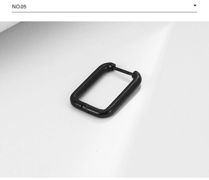 Détail d'une boucle d'oreille rectangulaire noire géométrique au fini métallique