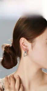 Minimalistische silberne Herzohrringe am Model zeigen Stil und Passform