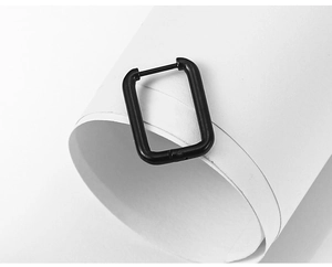 Vue détaillée de la boucle d'oreille rectangulaire noire en titane sur fond minimaliste