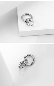 Détail des boucles d'oreilles en acier inoxydable argenté avec cercles géométriques