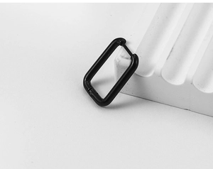 Gros plan de boucles d'oreilles rectangulaires noires mates au design minimaliste chic
