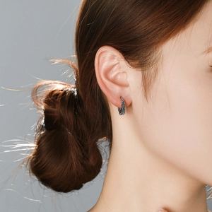 Vintage punk style V-shaped hoop earrings in engraved stainless steel for men and women