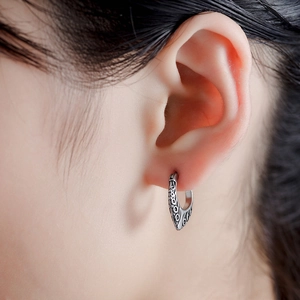 Boucles d'oreilles rétro en acier titane avec gravures tribales de style vintage