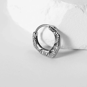Boucle d'oreille huggie en acier titane vintage avec gravure soleil sur pierre blanche