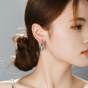 Boucle d'oreille pendante en acier inoxydable en forme de V sur modèle au fini argenté