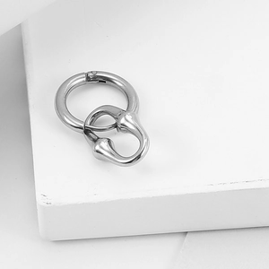 Boucles d'oreilles créoles en acier inoxydable argenté avec pendentifs mors iconiques