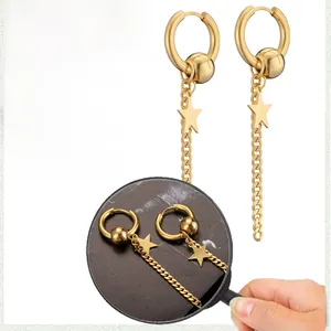 Details von goldenen Edelstahl-Ohrringen mit Sternfransen auf weißem Hintergrund