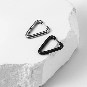 Boucles d'oreilles triangulaires minimalistes en acier inoxydable argenté et noir