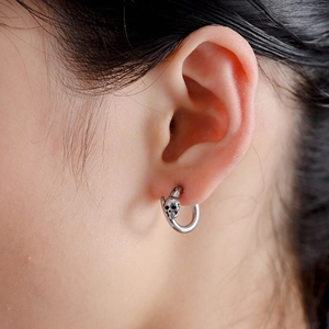 Boucle d'oreille anneau crâne argent vintage en acier titane au style punk chic