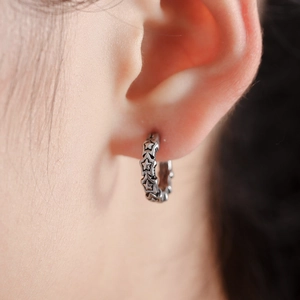 Boucles d'oreilles créoles en acier avec étoiles gaufrées et finition argentée vintage