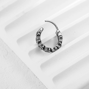 Boucle d'oreille vintage en acier inoxydable avec chiffres romains gravés sur blanc