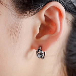 Boucle d'oreille gothique rétro en métal argenté avec gravures creuses et zircon clair