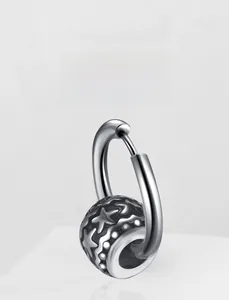 Gros plan sur la boucle d'oreille rétro avec motif étoile en relief sur perle métallique