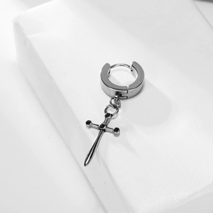 Orecchino a cerchio in acciaio argento con pendente a spada e dettagli in pietre nere