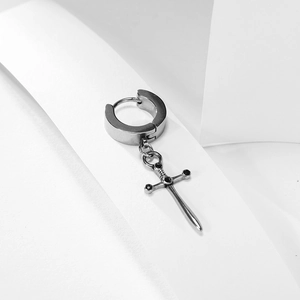 Orecchini a cerchio punk in acciaio inossidabile con ciondolo a spada su sfondo bianco pulito